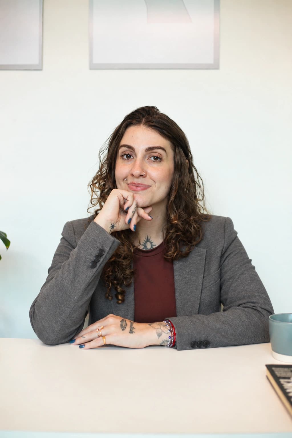 Gabriela Almeida sorrindo em seu consultório