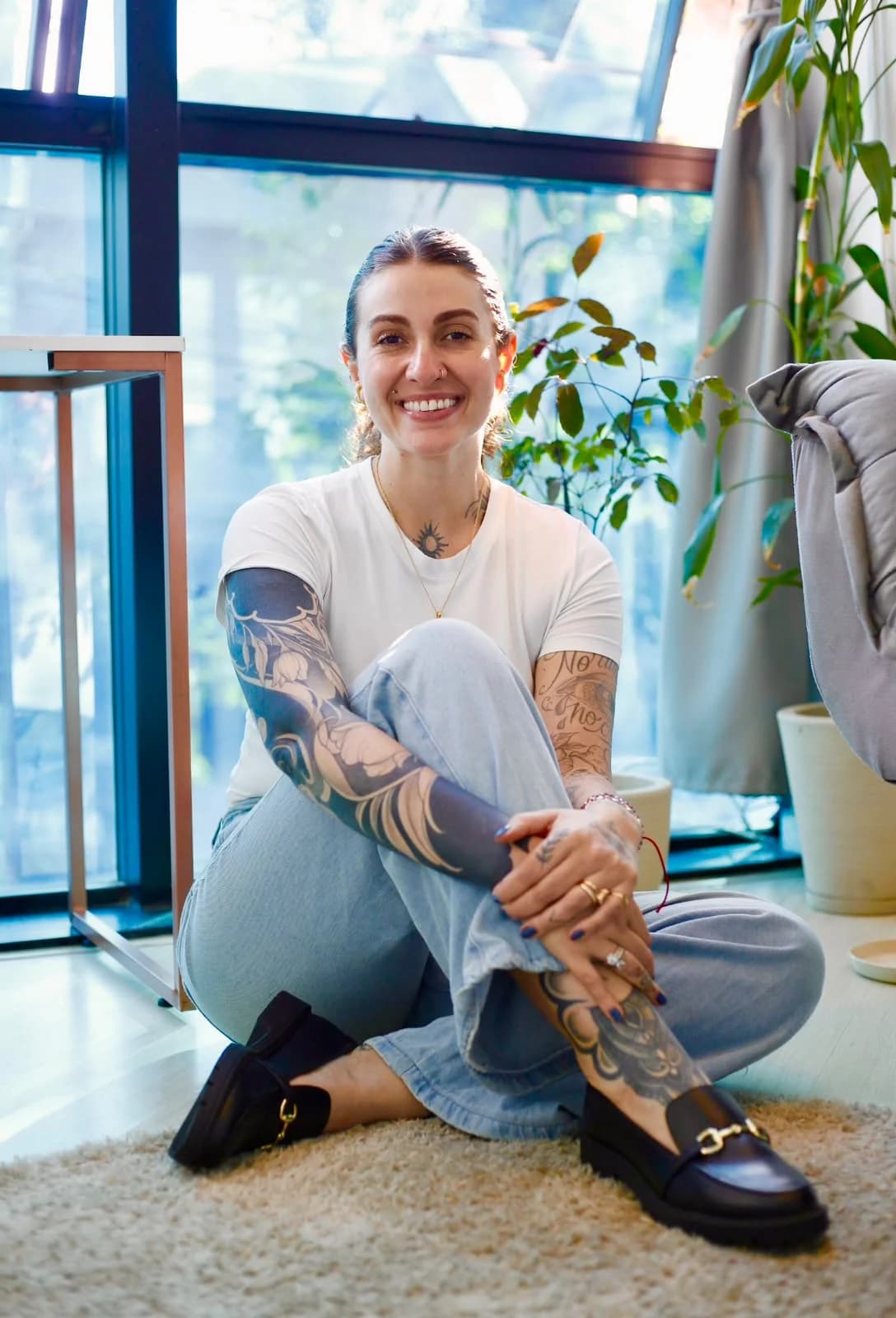 Gabriela Almeida sentada no espaço de atendimento